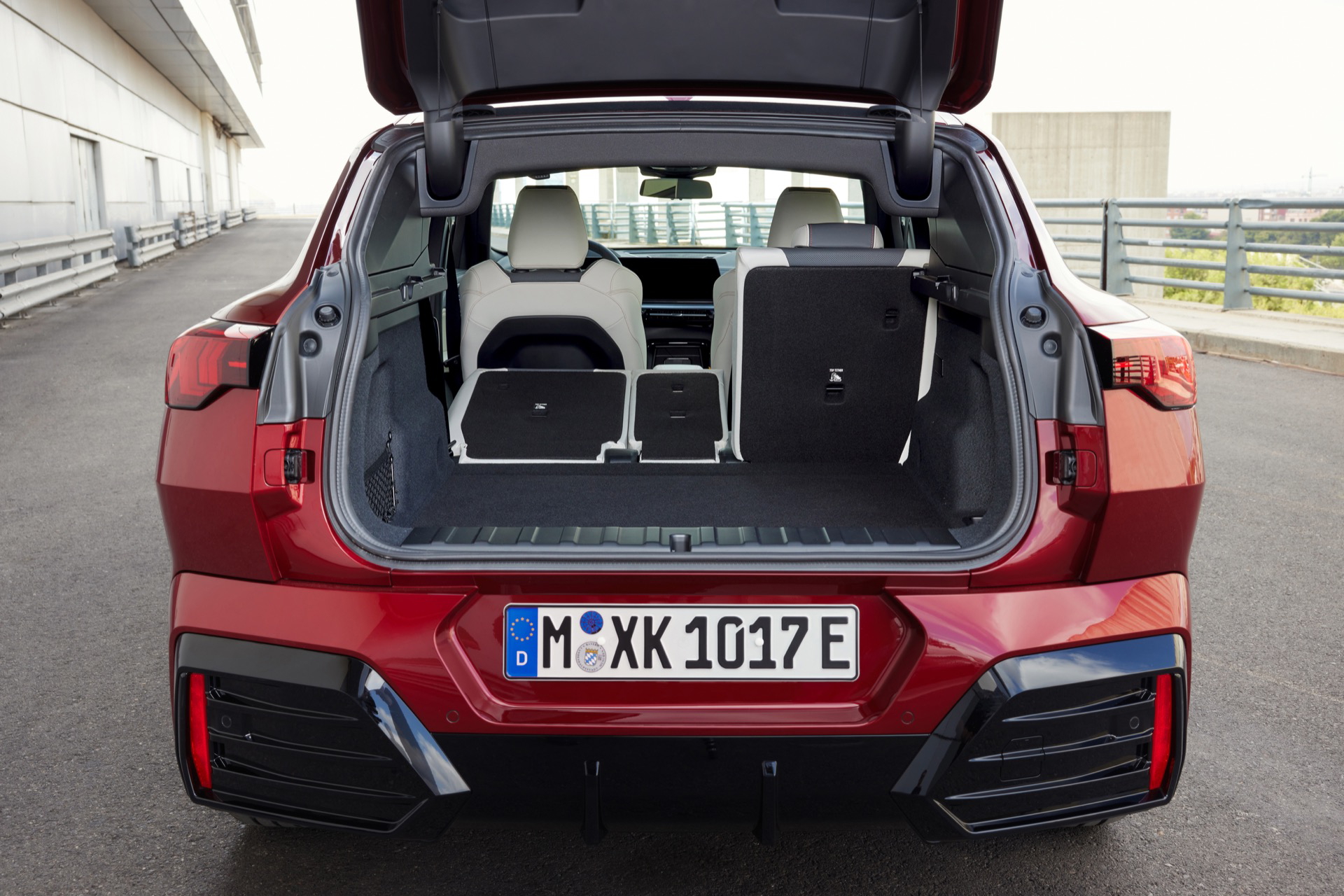 Amplio maletero del BMW X2, muestra versatilidad y espacio de carga.