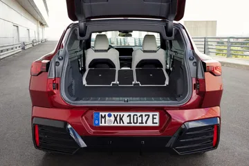 Vista del generoso espacio del maletero del BMW X2, apto para equipaje familiar.