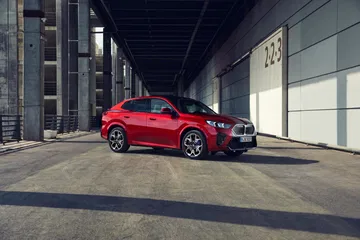 BMW X2 en una dinámica postura lateral, destacando su diseño coupé.