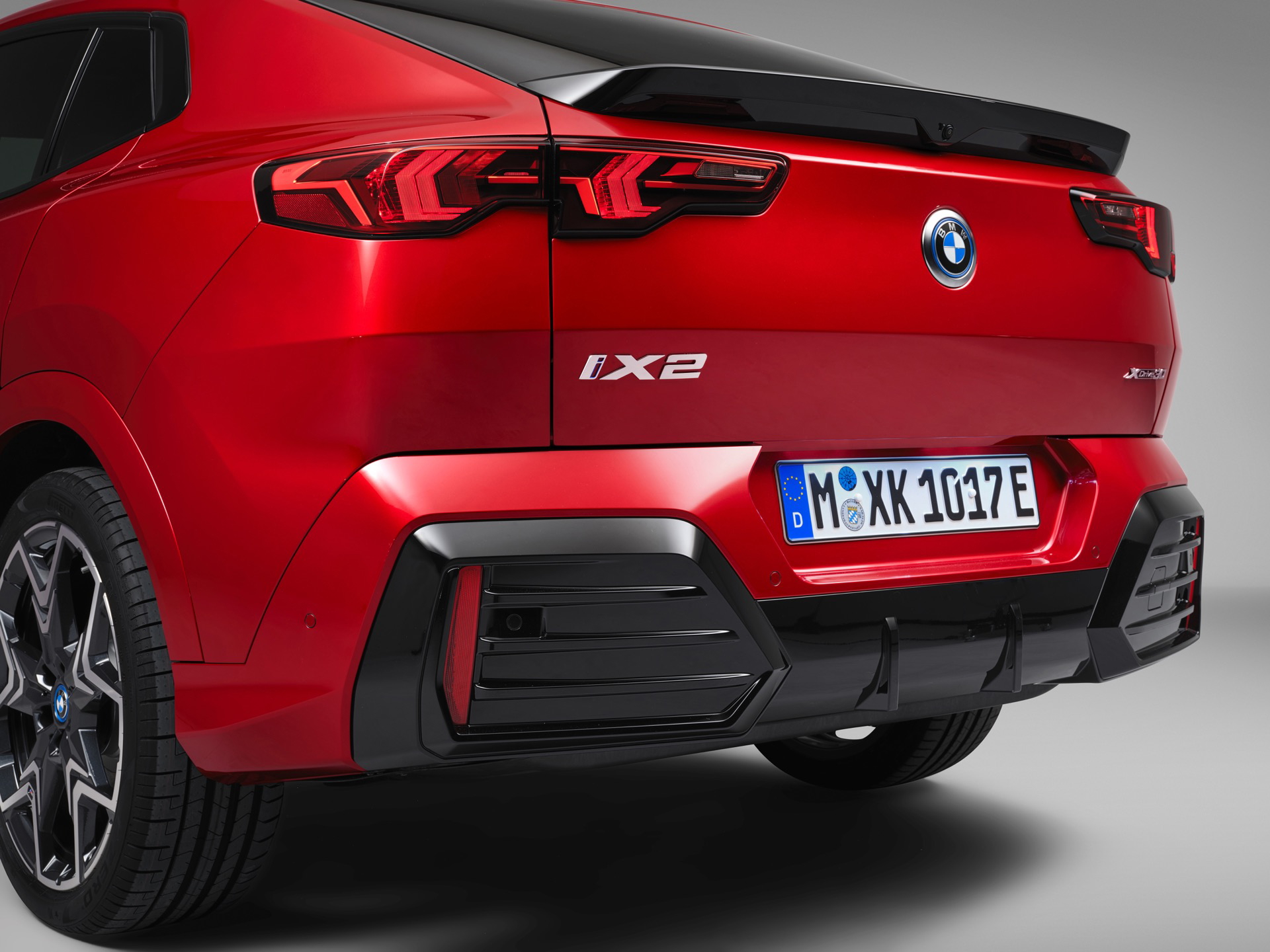 Vista angulada trasera del BMW X2 destacando su diseño deportivo.