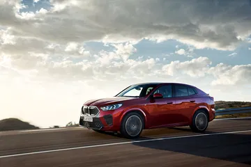 Vista lateral del BMW X2 destacando su línea deportiva y dinámica