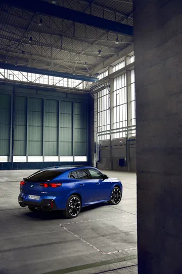 BMW X2 azul visto en perfil dentro de una estructura industrial