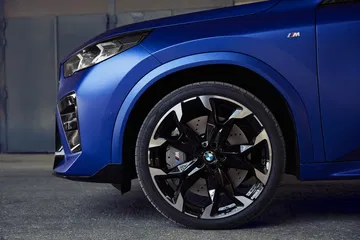Vista cercana de la llanta de alto rendimiento del BMW X2.