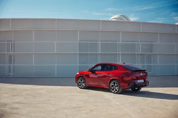 Vista lateral del BMW X2 mostrando su silueta deportiva y elegante