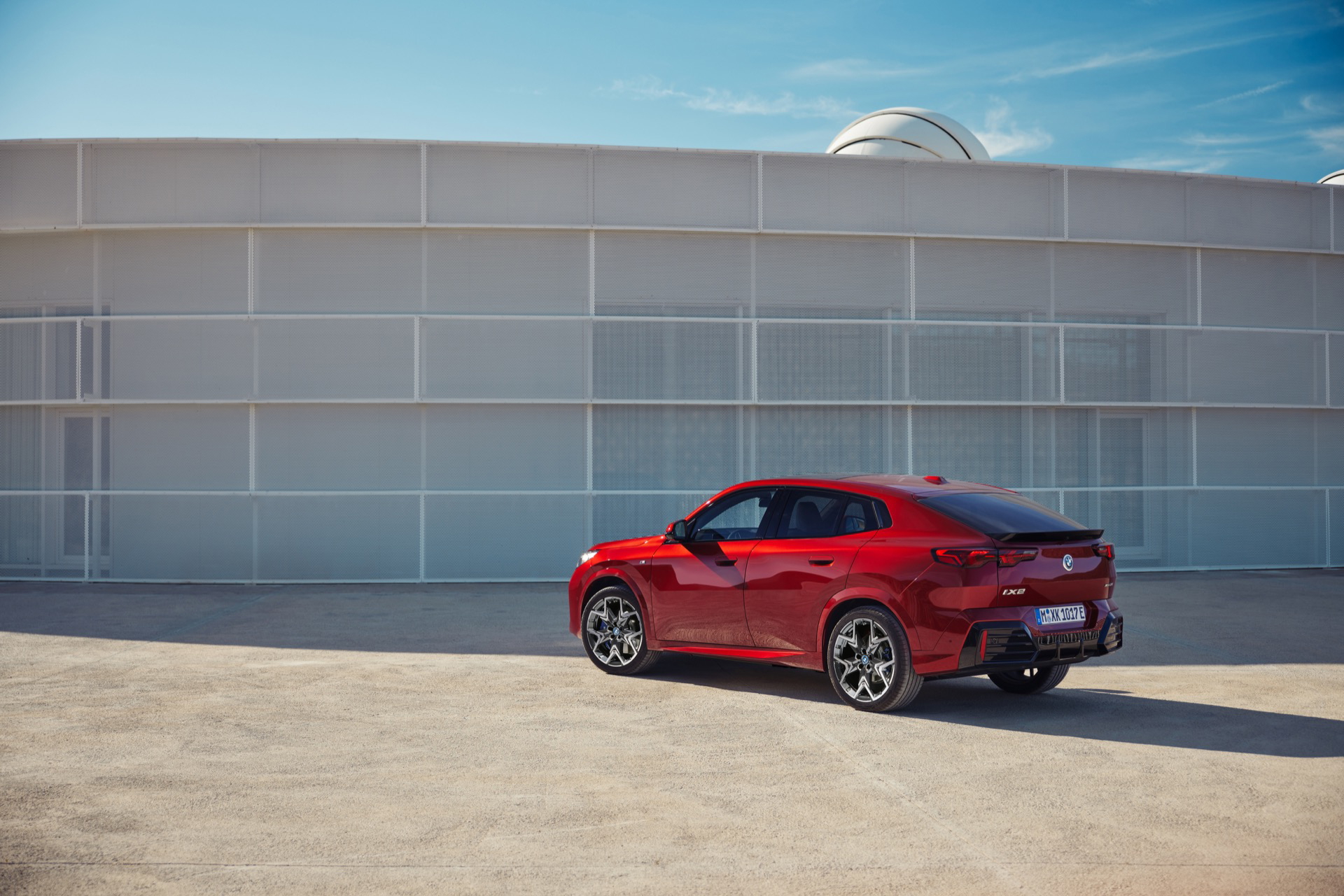 Vista lateral del BMW X2 mostrando su silueta deportiva y elegante
