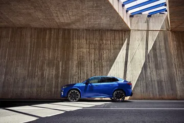 Vista lateral del BMW X2 que muestra su línea deportiva y dinámica.