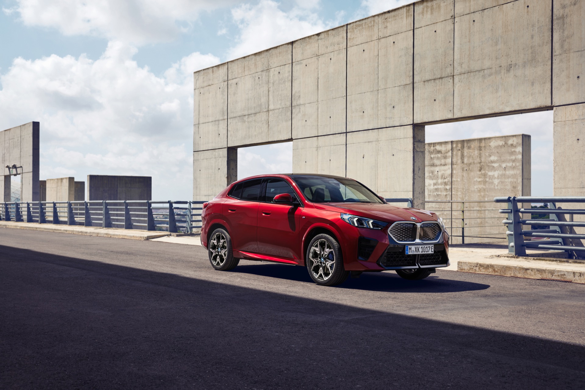 Vista lateral del BMW X2 en un entorno urbano, destacando su línea de diseño.