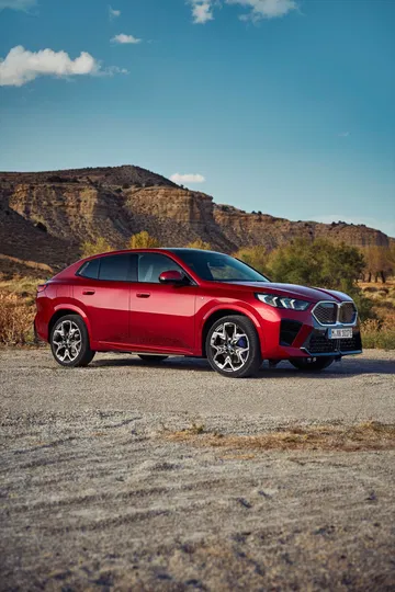 Perfil lateral del BMW X2 en color rojo destacando su diseño deportivo.