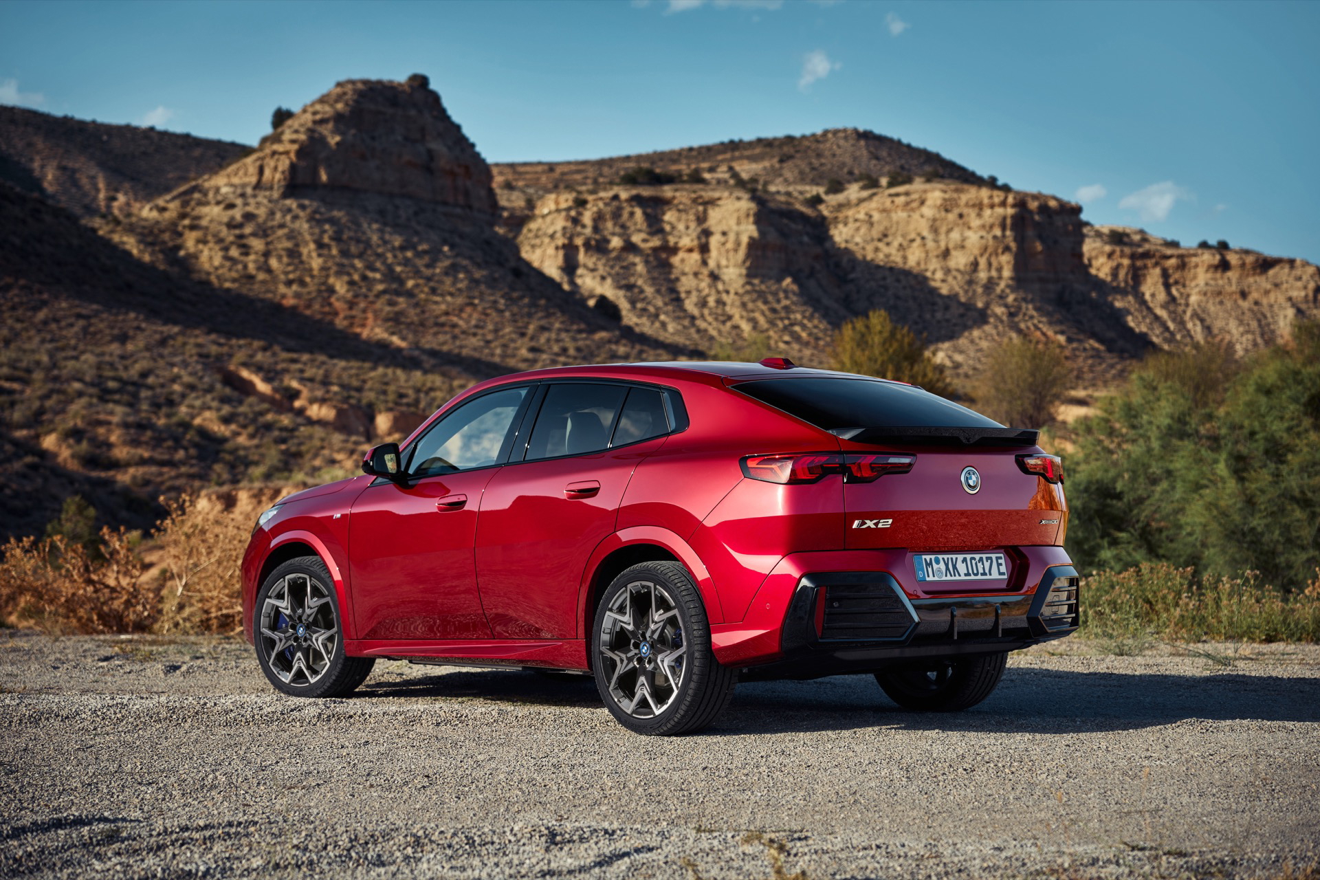 Vista lateral del BMW X2 en color rojo destacando su línea deportiva.