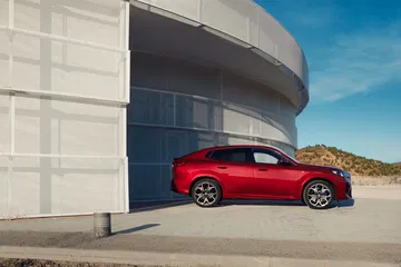 Perfil lateral del BMW X2 en un acabado rojo vibrante.