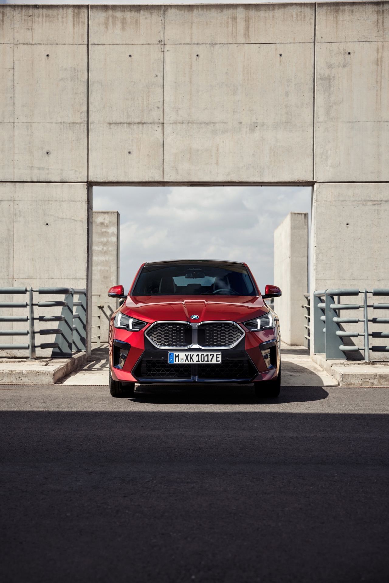 Vista frontal del BMW X2 destacando su imponente parrilla y faros agresivos.