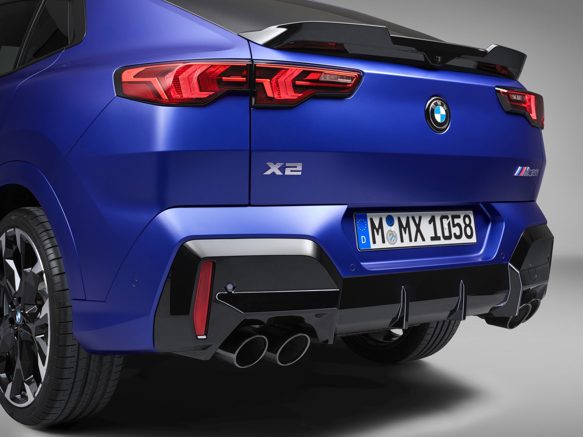 Vista trasera del BMW X2 realzando su diseño deportivo y compacto