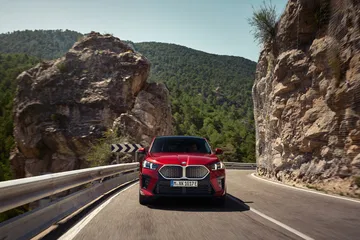 Vista trasera del BMW X2 desplegando elegancia y deportividad en ruta.