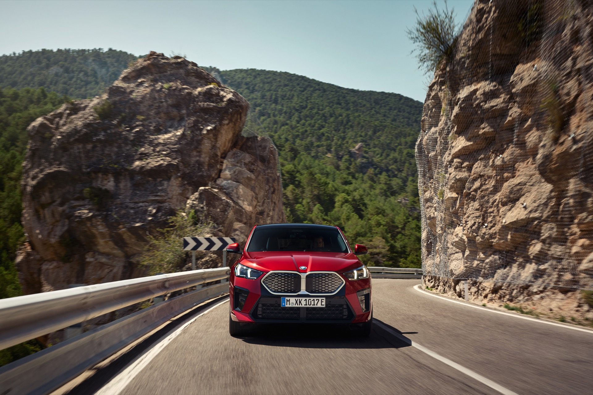 Vista trasera del BMW X2 desplegando elegancia y deportividad en ruta.