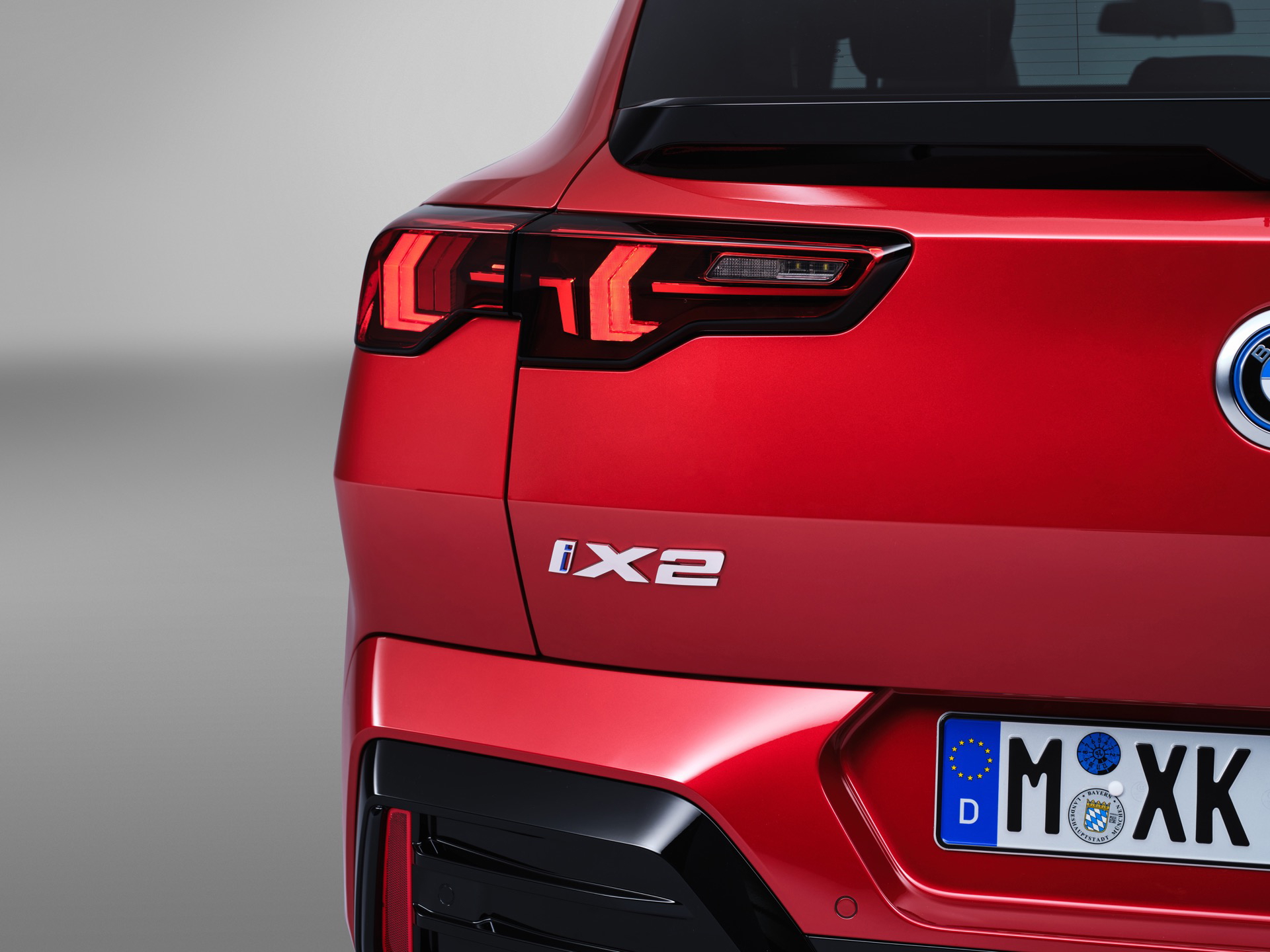 Vista trasera del BMW X2 destacando su diseño deportivo y luces LED.