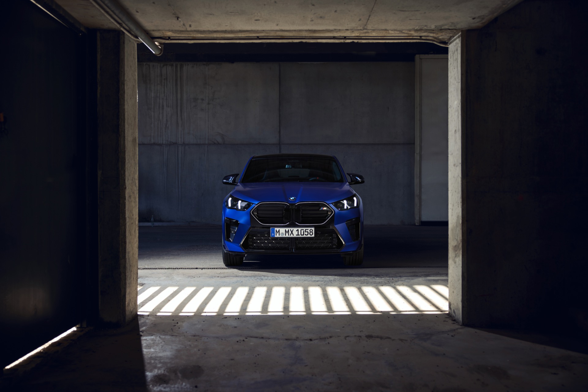 BMW X2 destacando su presencia y faros en visión nocturna
