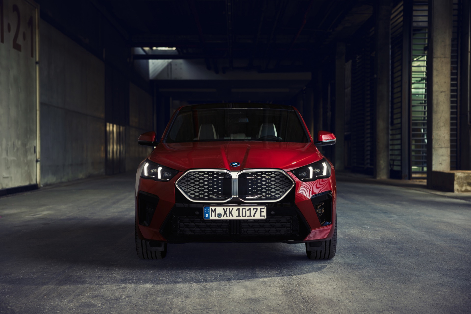 Vista nocturna destacando las luces LED traseras del BMW X2.