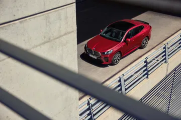 Vista aérea del BMW X2 enfatizando su diseño de techo y líneas aerodinámicas.