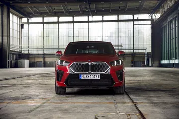 Vista frontal del BMW X2 mostrando su imponente parrilla y faros.