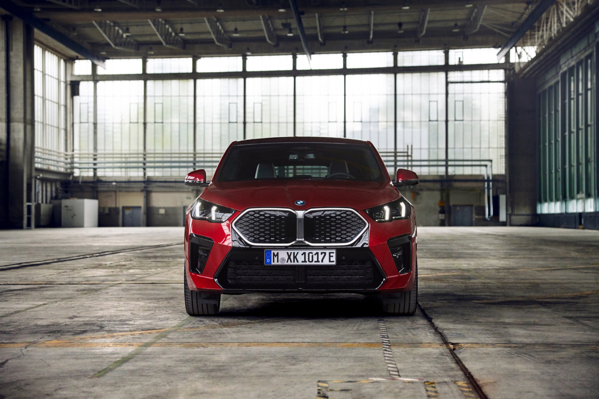 Vista frontal del BMW X2 mostrando su imponente parrilla y faros.