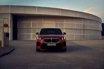 Vista frontal del BMW X2 realzando su dinámico diseño.