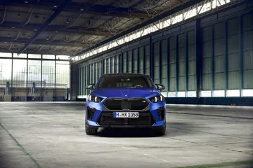 Vista frontal del BMW X2 destacando su diseño agresivo y parrilla icónica.