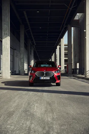 BMW X2 mostrando su frontal agresivo y deportivo en entorno urbano.