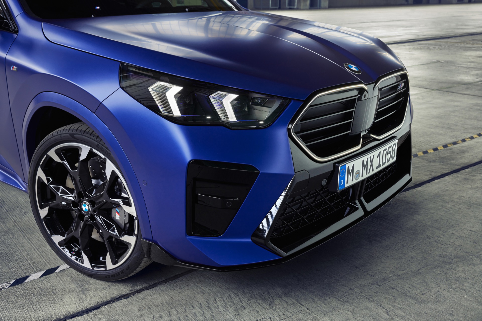 Vista frontal del BMW X2 destacando su diseño audaz y deportivo.