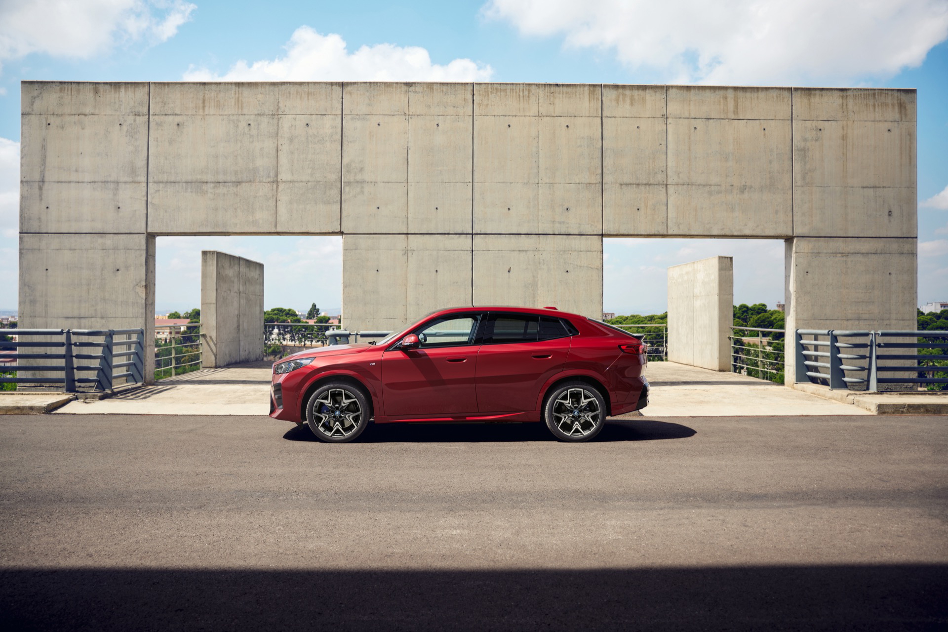 Vista lateral del BMW X2 mostrando su línea coupé deportiva.