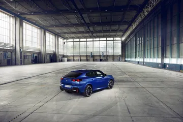 Vista lateral del BMW X2 destacando su línea de diseño dinámico
