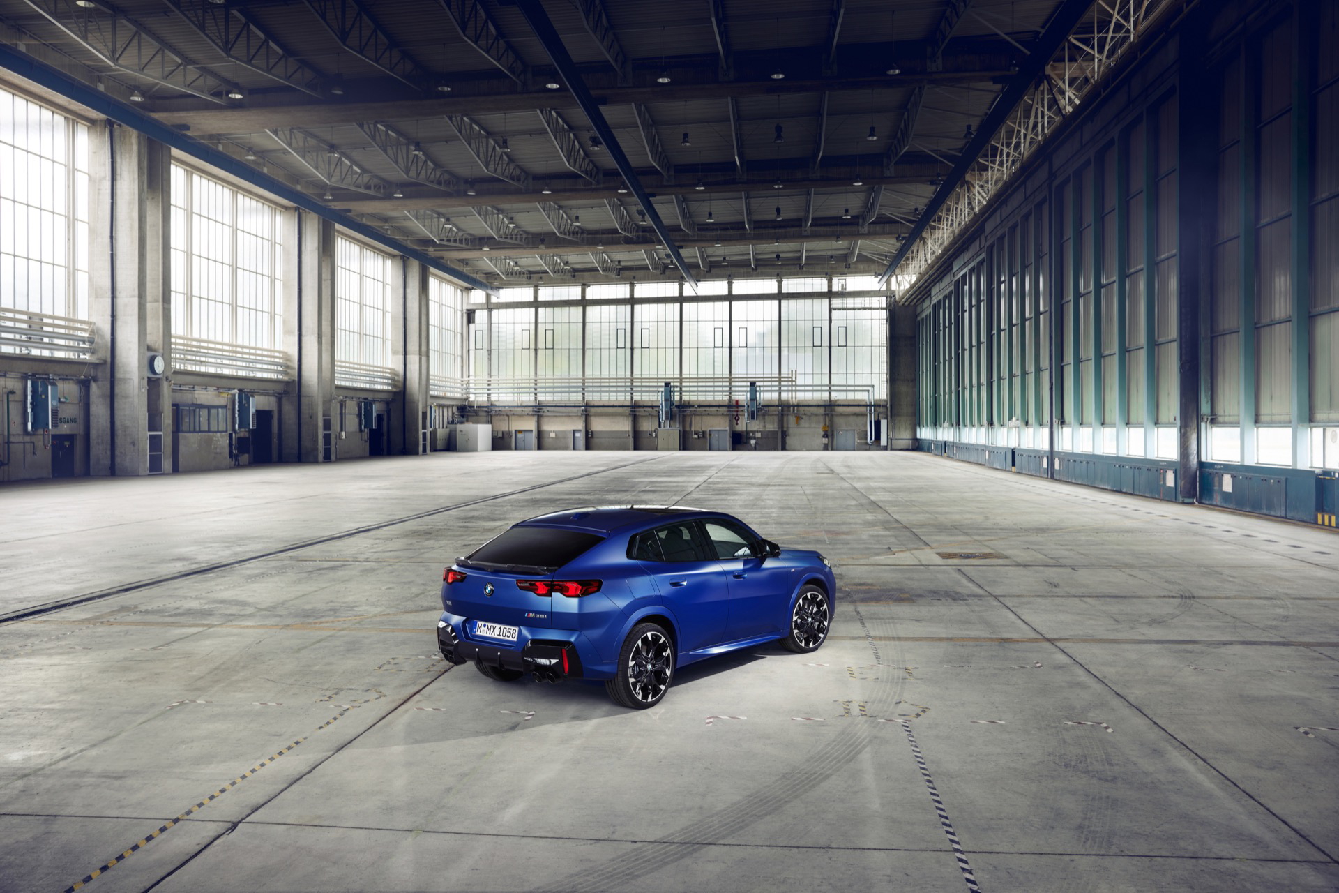 Vista lateral del BMW X2 destacando su línea de diseño dinámico