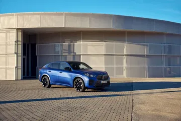 Vista lateral del BMW X2 que muestra su línea deportiva y diseño dinámico.