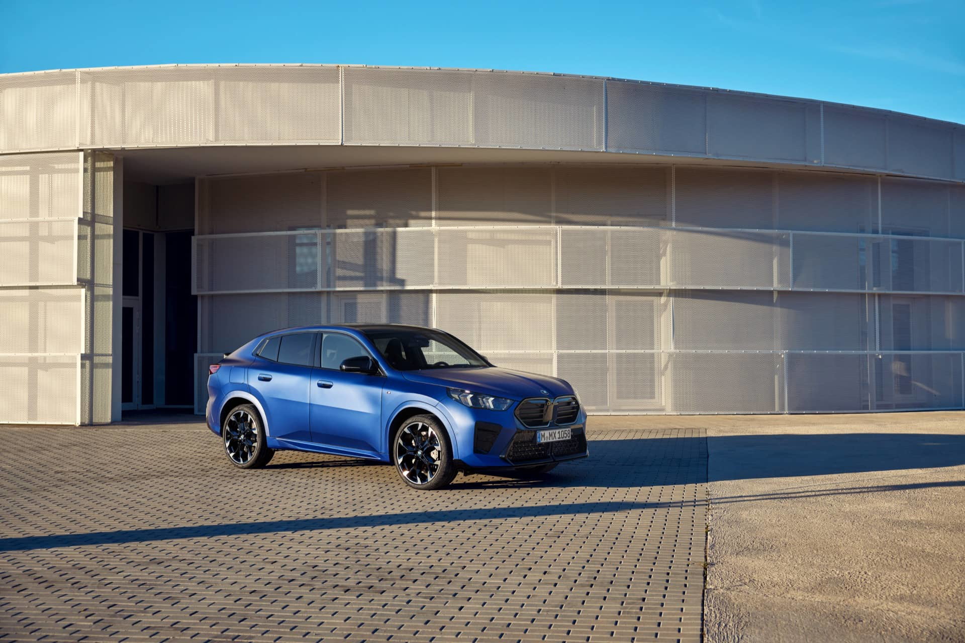 Vista lateral del BMW X2 que muestra su línea deportiva y diseño dinámico.