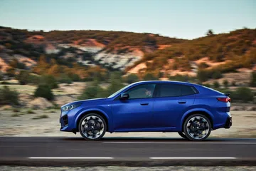 Perfil dinámico del BMW X2 destacando su líneas y diseño deportivo.