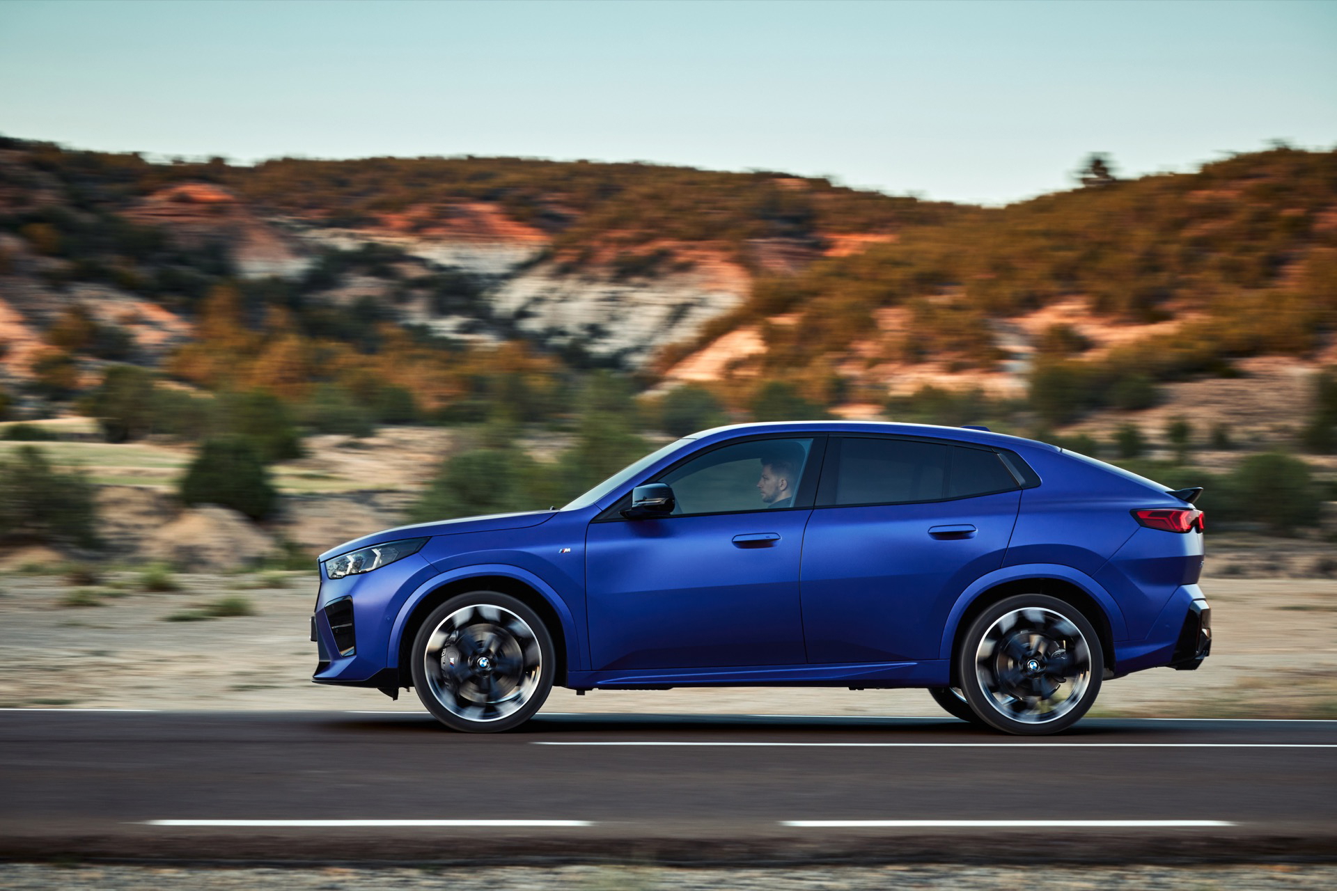 Perfil dinámico del BMW X2 destacando su líneas y diseño deportivo.