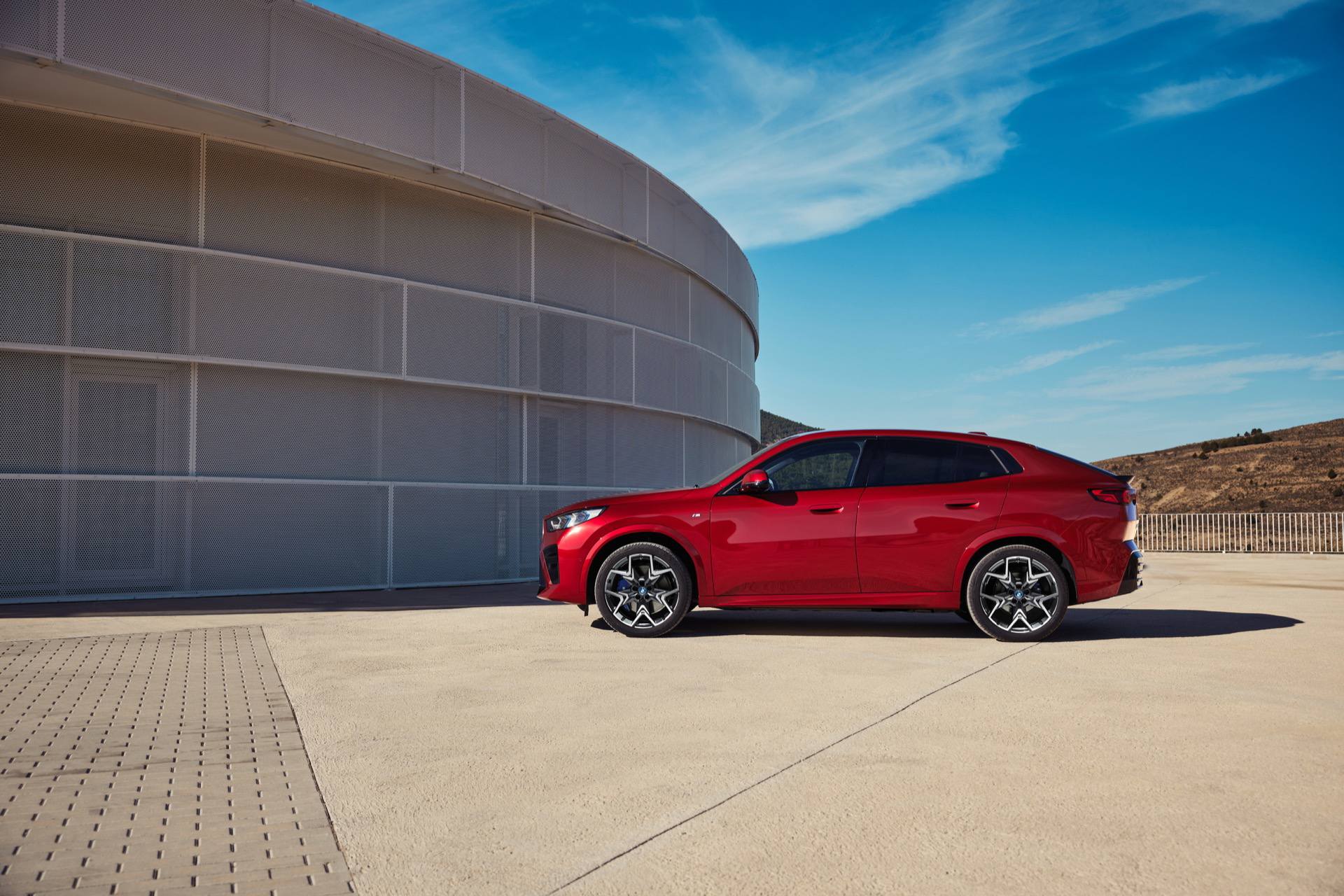 El BMW X2 muestra su silueta lateral deportiva con acabados distintivos.