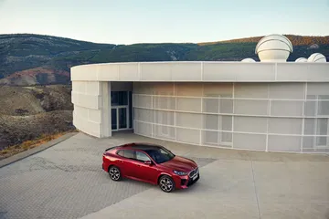 El BMW X2 en rojo destacando su dinamismo y diseño compacto desde una vista lateral.