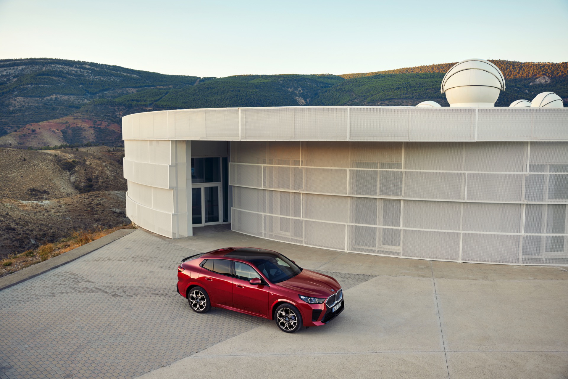 El BMW X2 en rojo destacando su dinamismo y diseño compacto desde una vista lateral.