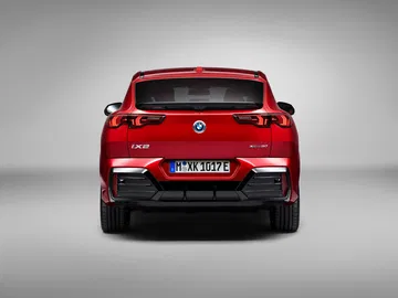 Vista trasera del BMW X2 destacando su diseño y doble salida de escape.