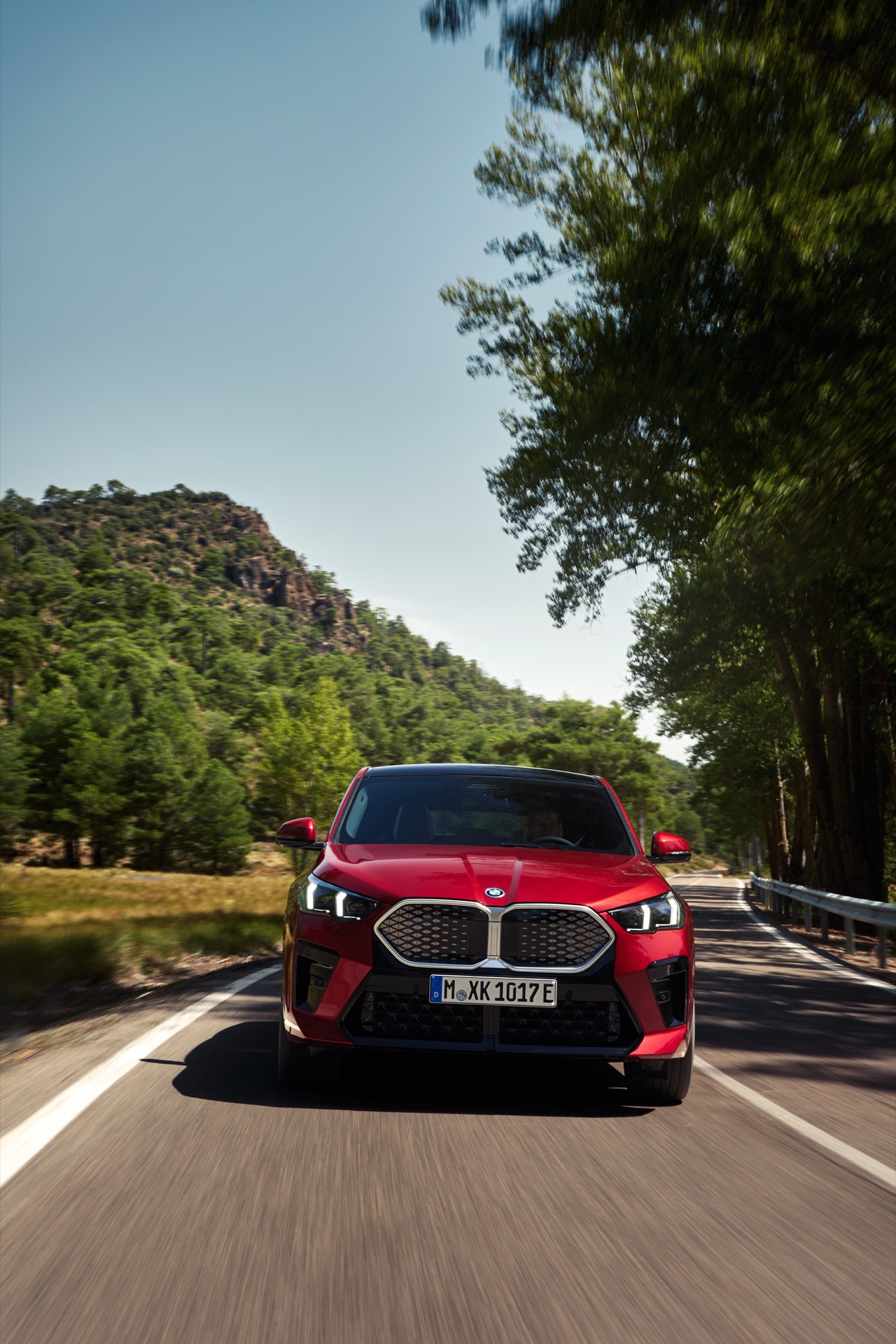 Vista posterior del BMW X2 en carretera, destacando sus líneas deportivas