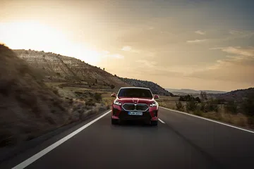 BMW X2 mostrando su robusta zaga y diseño dinámico en carretera.