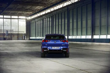 Vista trasera del BMW X2 destacando su diseño deportivo y dinámico.