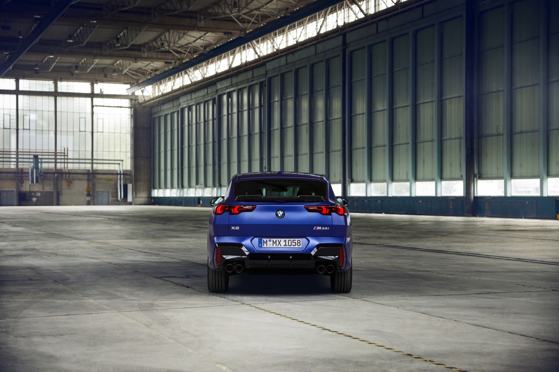 Vista trasera del BMW X2 destacando su diseño deportivo y dinámico.