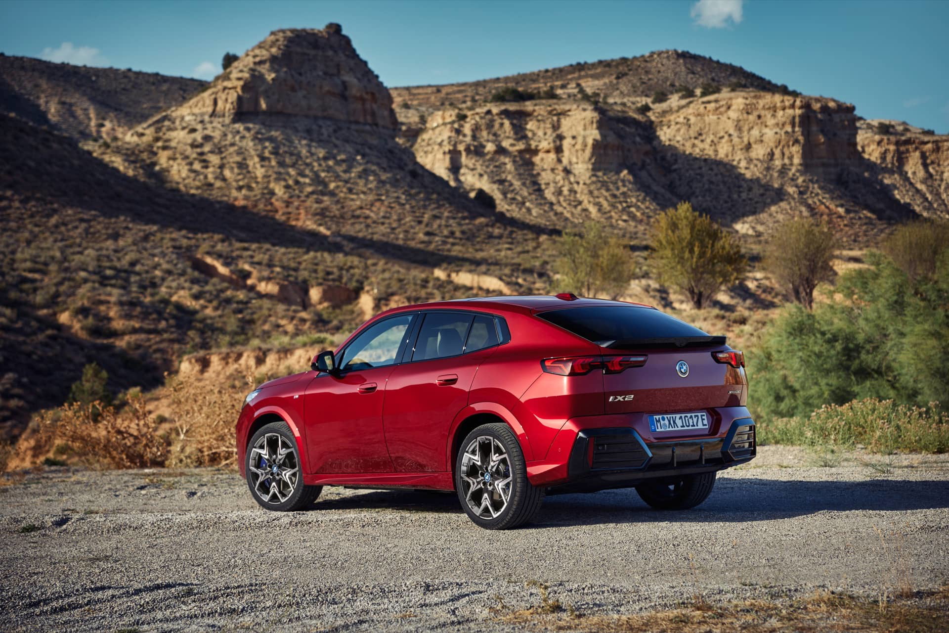 BMW X2 mostrando su diseño trasero y líneas laterales deportivas.