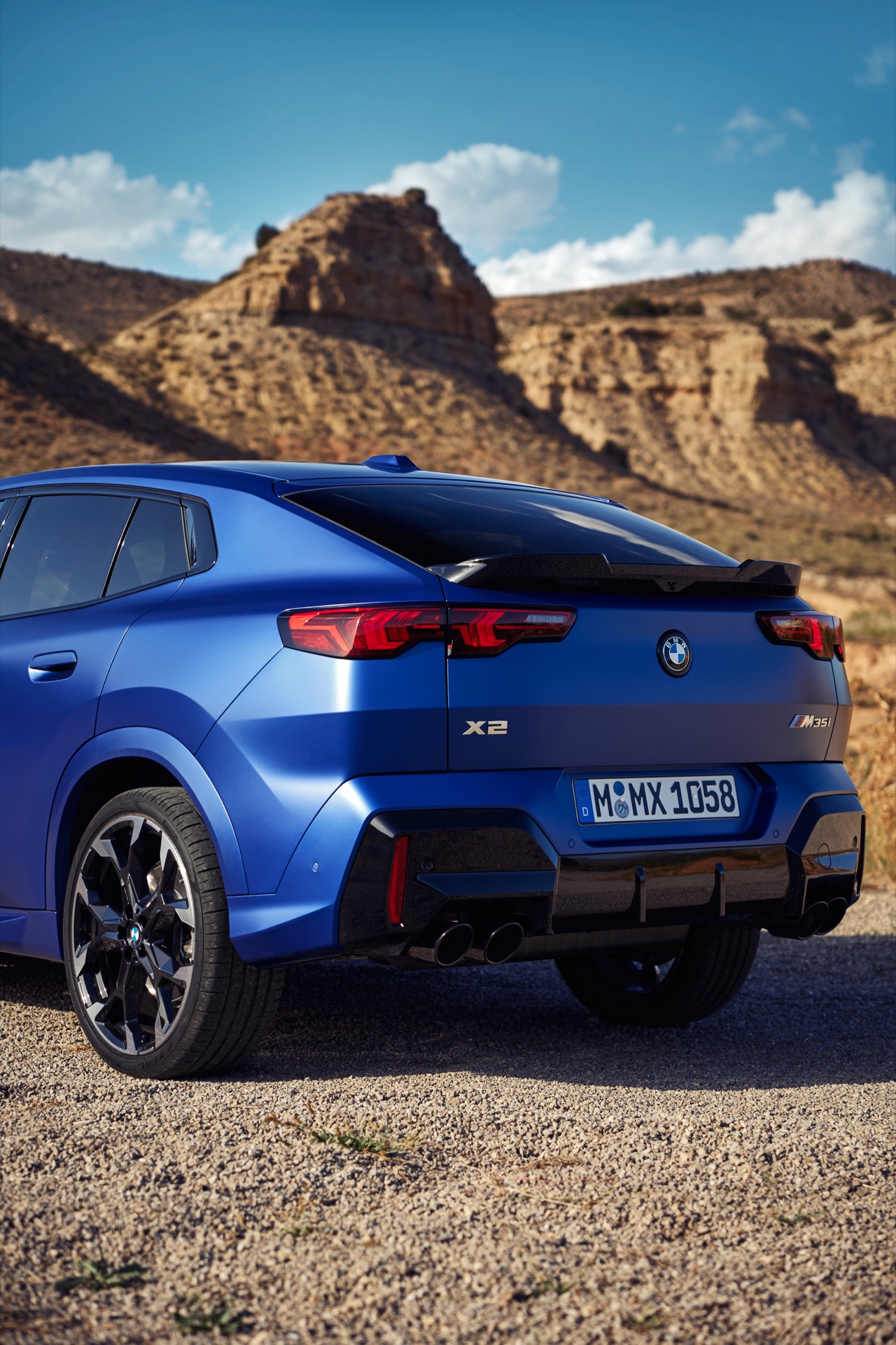 Vista angular trasera del BMW X2 destacando su diseño deportivo.