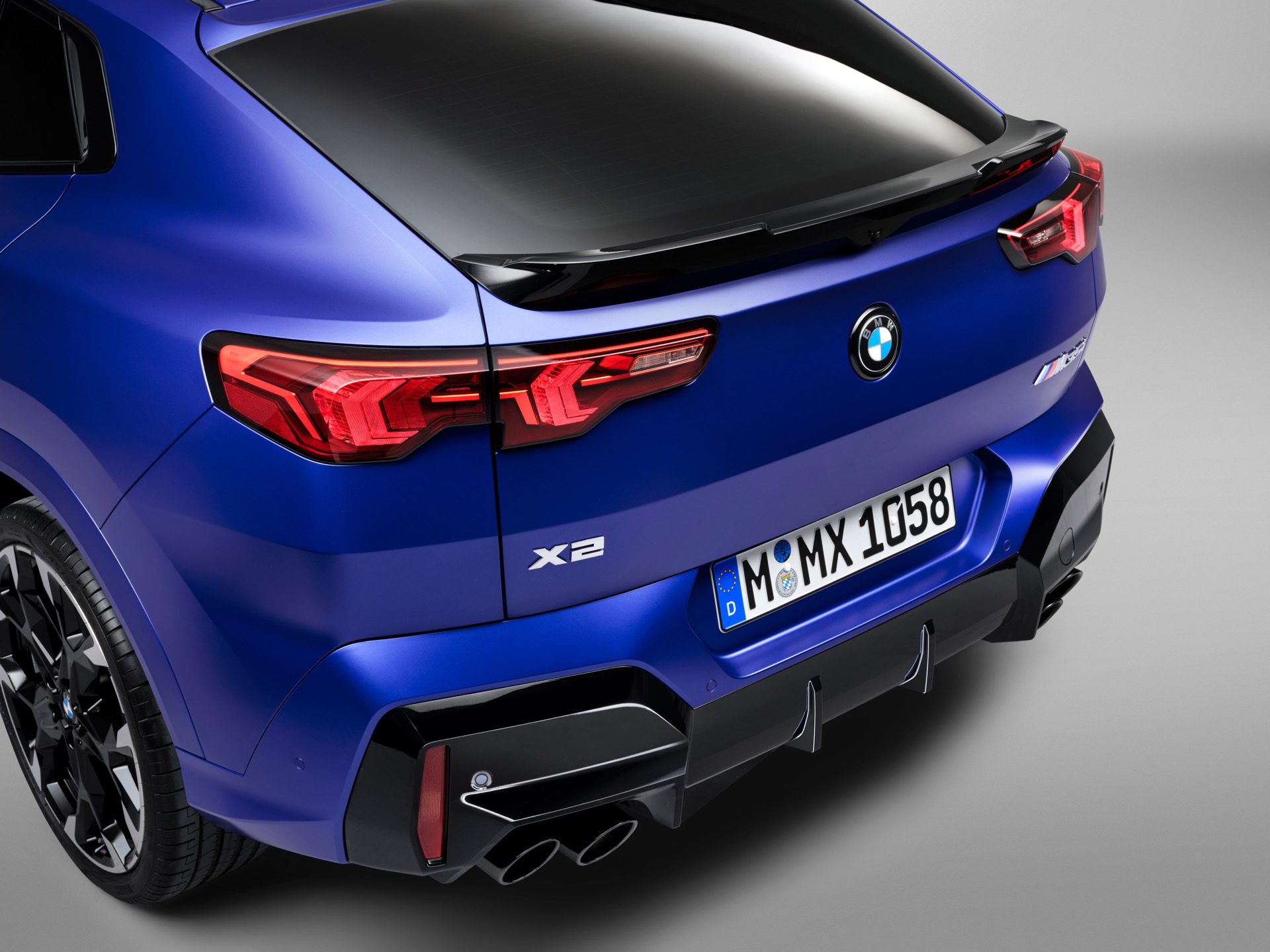 Vista trasera y lateral del BMW X2 destacando su diseño deportivo