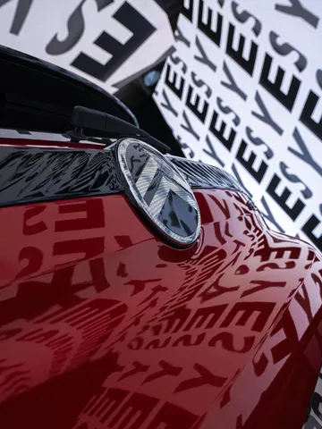 Vista cercana del diseño del faro delantero del Citroën C3, resaltando su estilo distintivo.