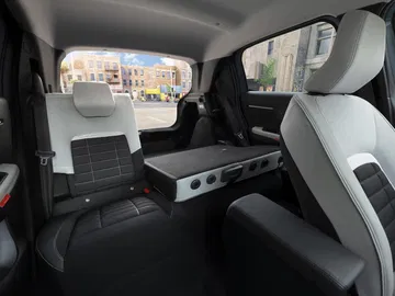Vista lateral de los asientos traseros del Citroën C3, mostrando espacio y diseño.