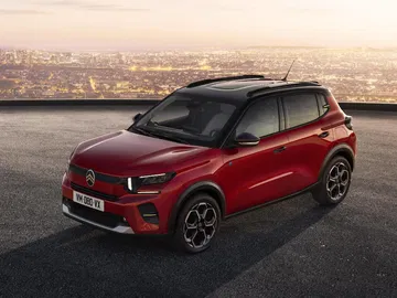 Vista lateral del Citroën C3 en un tono rojo distintivo y dinámico.