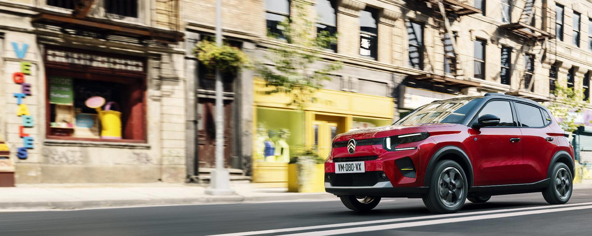 Vista dinámica del Citroën C3 en ambiente urbano, destacando su diseño frontal y lateral.